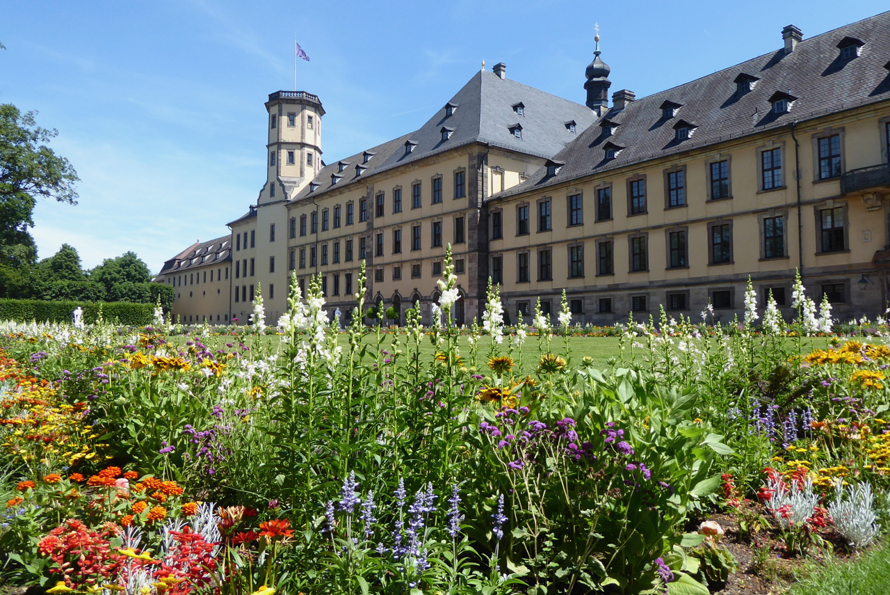 Fulda, Stadtschloss, Blumenpracht im Schlosspark